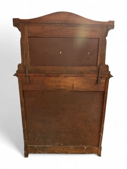 Buffet dressoir en chêne mouluré et sculpté....