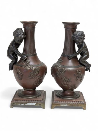 Paire de petites cassolettes en bronze à...