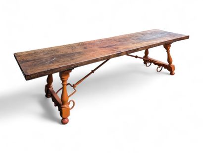 Table basse avec plateau en chêne mouluré...