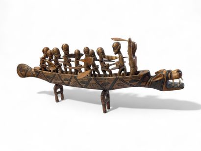 Grande barque en bois sculpté partiellement...