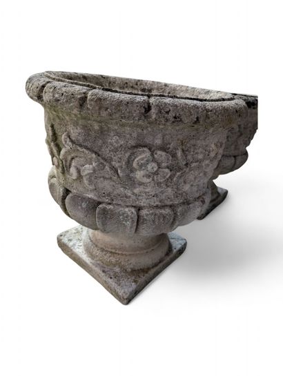 Paire de pots de jardin de forme Médicis...