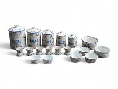 Suite de 5 pots à épices en porcelaine à...