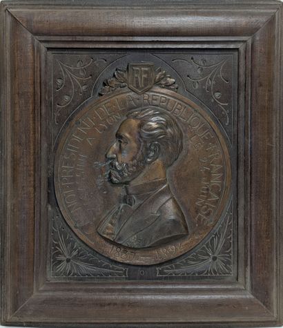 Médaillon rond en bronze à décor en bas-relief...