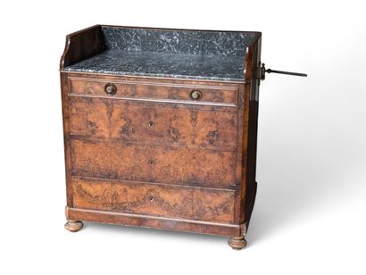 Commode de toilette en loupe d'acajou. La...