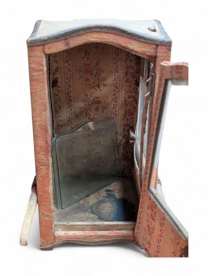 Petite vitrine à poser imitant une chaise...