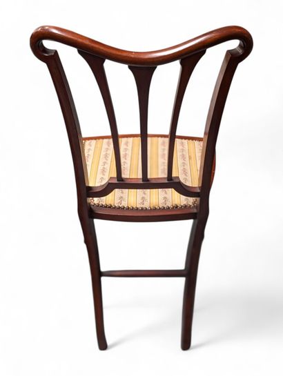 Chaise de chambre en acajou mouluré, à dossier...