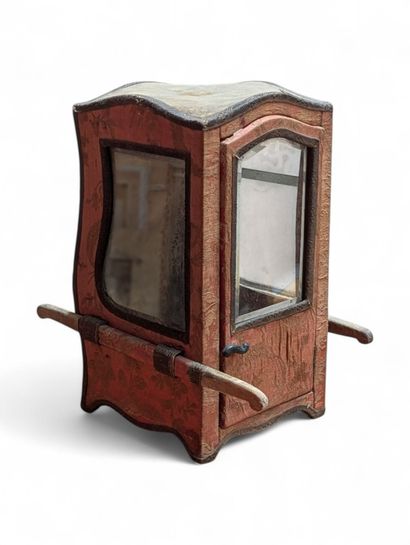 Petite vitrine à poser imitant une chaise...