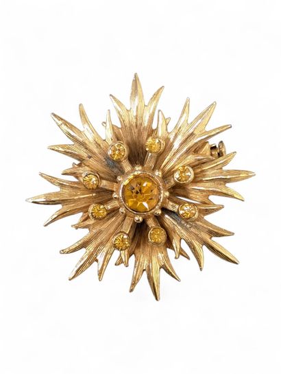 Broche en métal doré à décor d'une fleur...