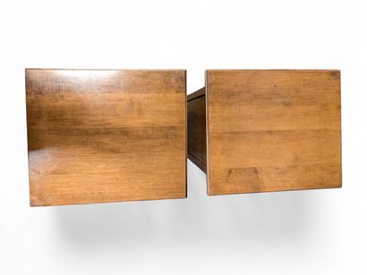 Paire de tables de nuit en merisier mouluré...