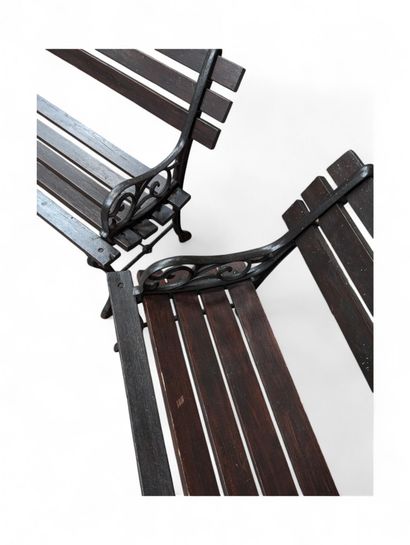 Paire de bancs de jardin en lames de bois...