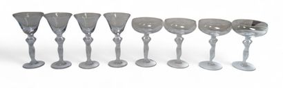 4 coupes à champagne et 4 verres à liqueur...