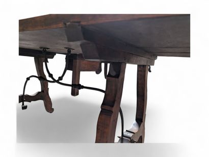 Table de ferme en chêne mouluré reposant...