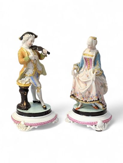 Réunion de deux sujets en biscuit polychrome...