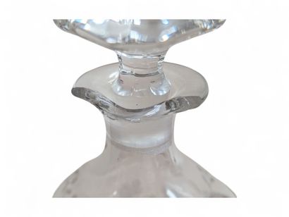 Suite de trois carafes en cristal moulé à...
