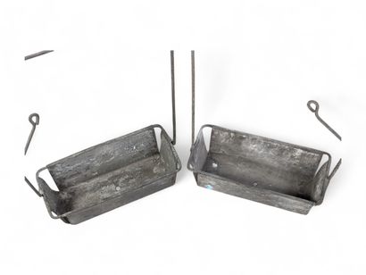 Paire de porte-vêtements en zinc avec jardinière...