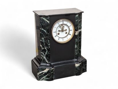 Importante pendule borne en marbre noir et...