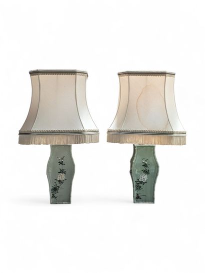 Paire de vases en porcelaine avec des fûts...