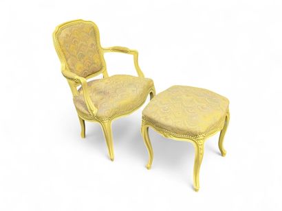 Fauteuil à dossier violonné en bois relaqué...