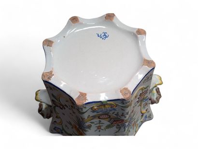 ROUEN 
Cache-pot octogonal en faïence à décor...
