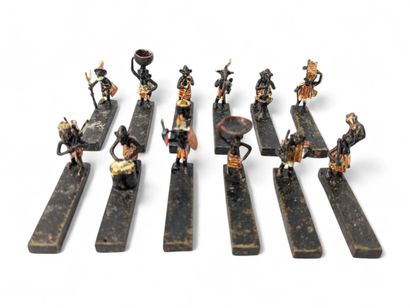 Suite de 12 porte-couteaux en bronze à la...