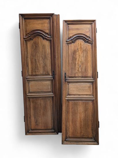 Façade d'ancienne armoire en chêne ouvrant...