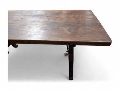 Table de ferme en chêne mouluré reposant...