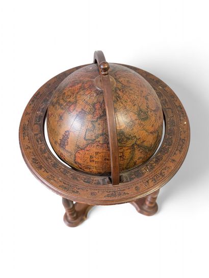 Globe terrestre formant meuble bar en chêne...