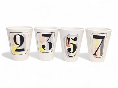 Suite de quatre gobelets en faïence à décor...