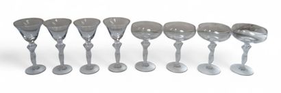4 coupes à champagne et 4 verres à liqueur...