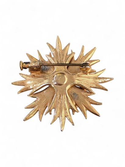Broche en métal doré à décor d'une fleur...