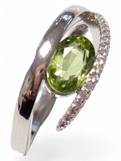 Bague en argent 925/oo centrée d'un péridot...