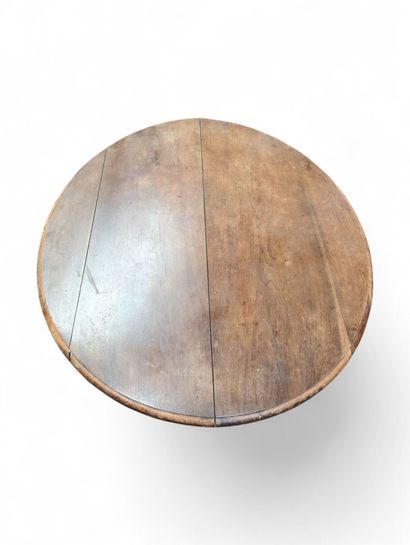 Table ovale en chêne reposant sur un piétement...
