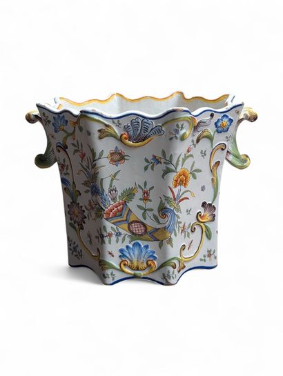 ROUEN 
Cache-pot octogonal en faïence à décor...