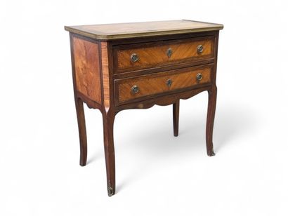 Petite commode sauteuse en marqueterie de...
