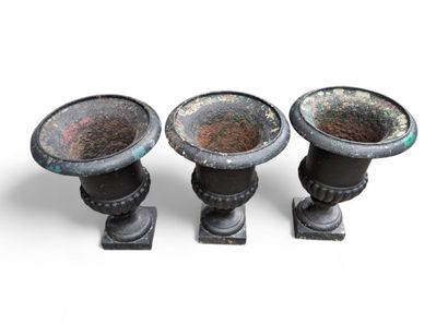 Suite de 3 vases Médicis formant cache-pot...