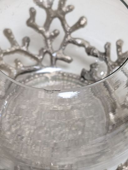Petit aquarium en verre reposant sur un socle...