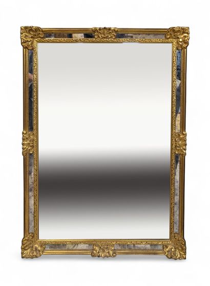 Miroir à parecloses en bois stuqué et doré...
