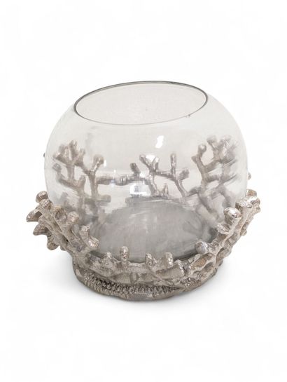 Petit aquarium en verre reposant sur un socle...