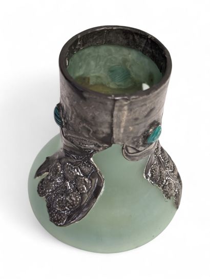 Vase globulaire en verre givré vert à col...