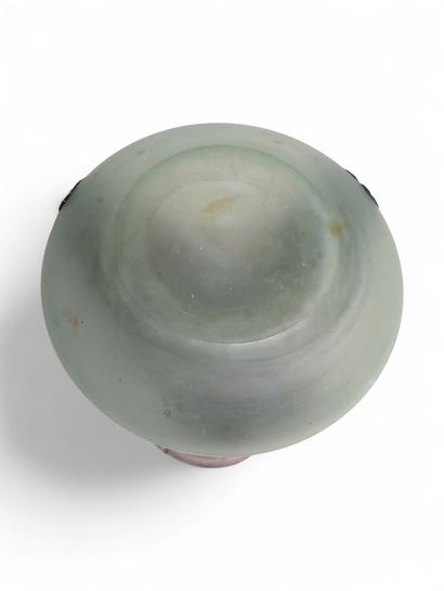 Vase globulaire en verre givré vert à col...