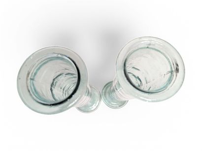 Paire de grands vases à haut col en verre...