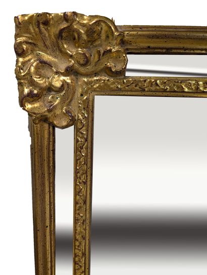 Miroir à parecloses en bois stuqué et doré...