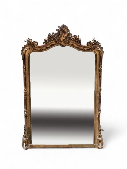 Important miroir de cheminée en bois stuqué...