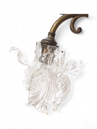 Lustre corbeille en bronze et laiton ciselé...