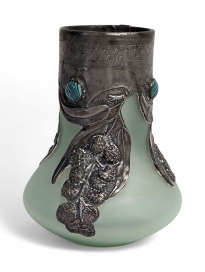 Vase globulaire en verre givré vert à col...