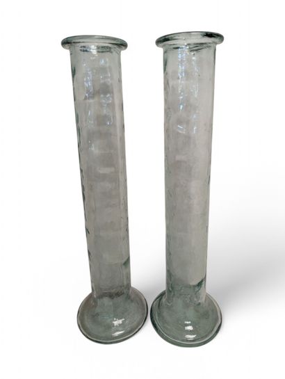 Paire de grands vases à haut col en verre...