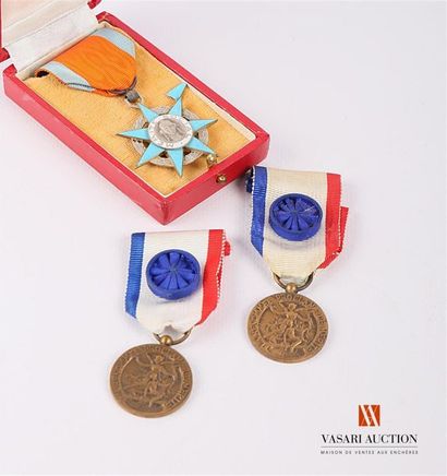 Lot comprenant trois pièces : Ordre du mérite...