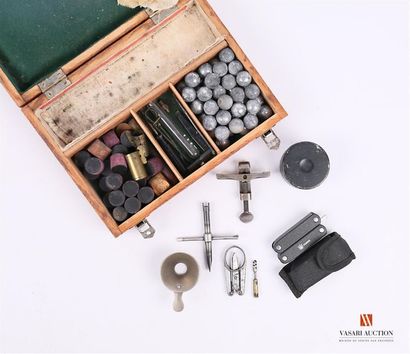 Coffret en bois comportant divers accessoires...