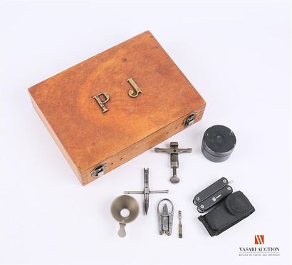 Coffret en bois comportant divers accessoires...