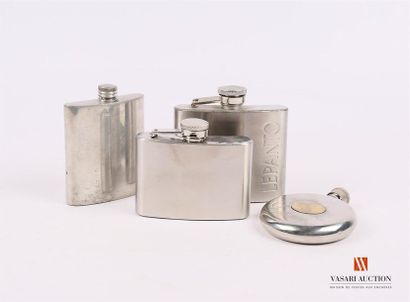 Ensemble de 4 flasques à alcool en métal...